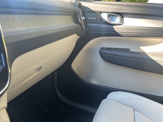 2025 Volvo XC40 Plus photo 26