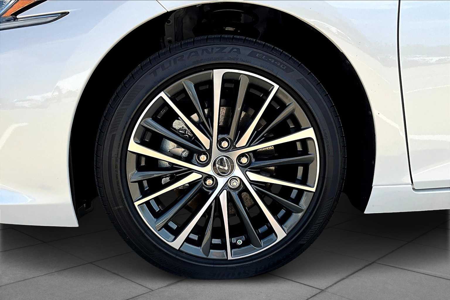 2025 Lexus ES 350 photo 10