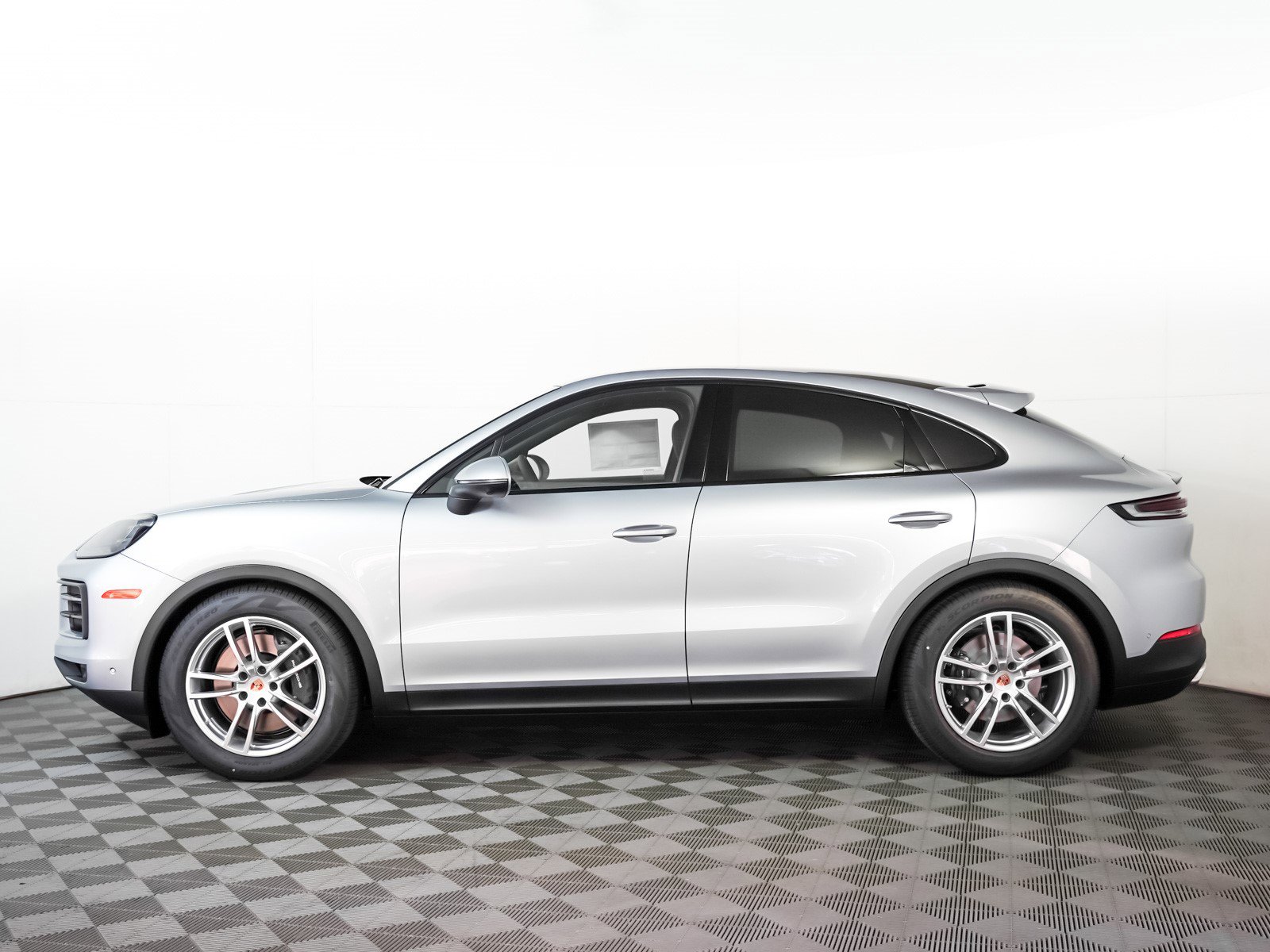 2025 Porsche Cayenne Coupe photo 2