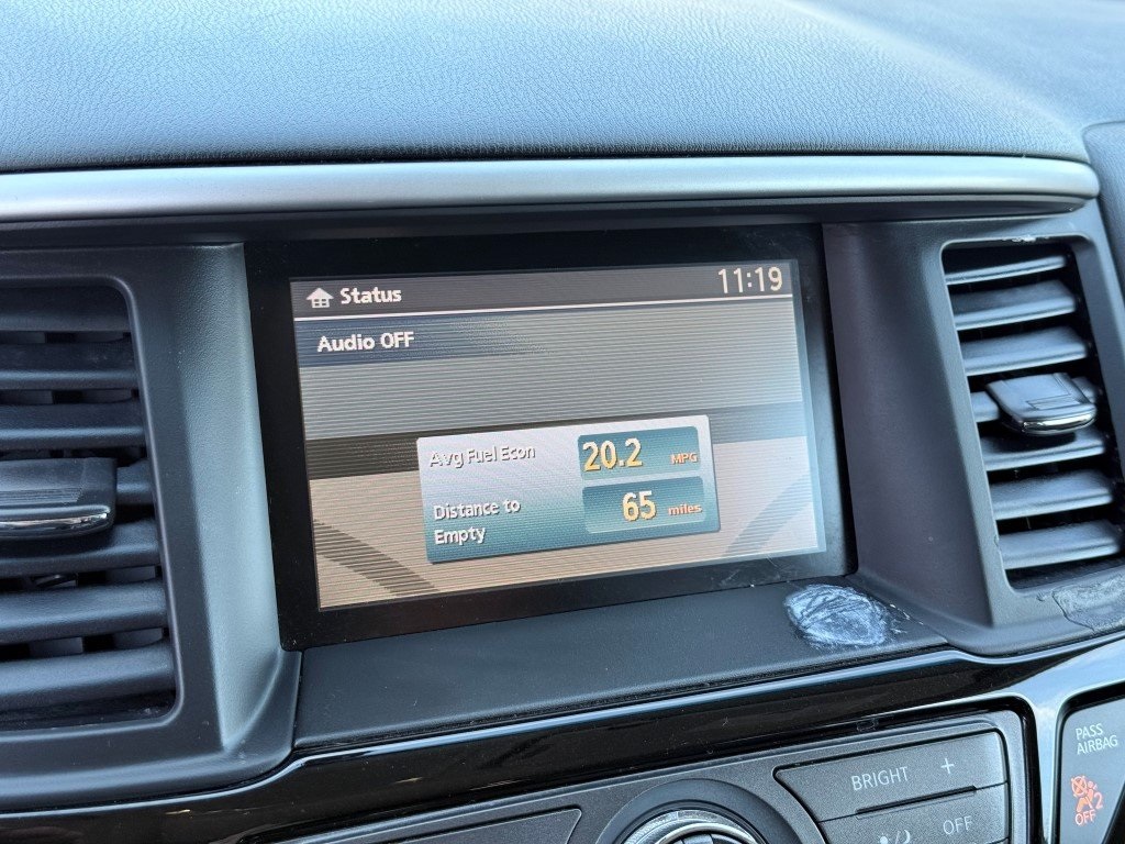 2013 Nissan Pathfinder SV photo 4