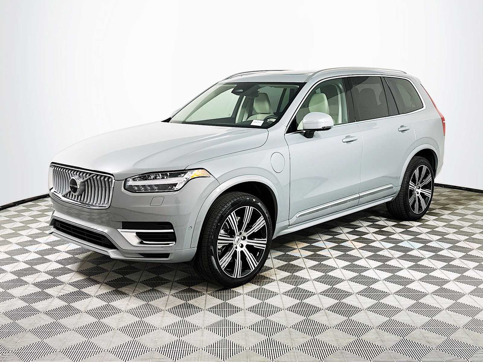 2025 Volvo XC90 T8 AWD Plus photo 3