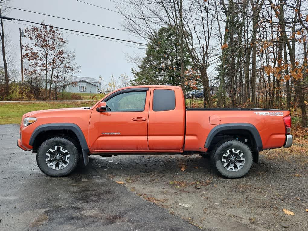 2016 Toyota Tacoma SR5 TRD Sport photo 2