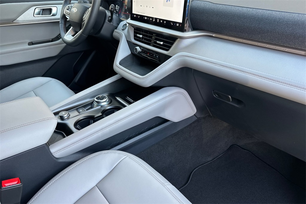 2025 Ford Explorer photo 16