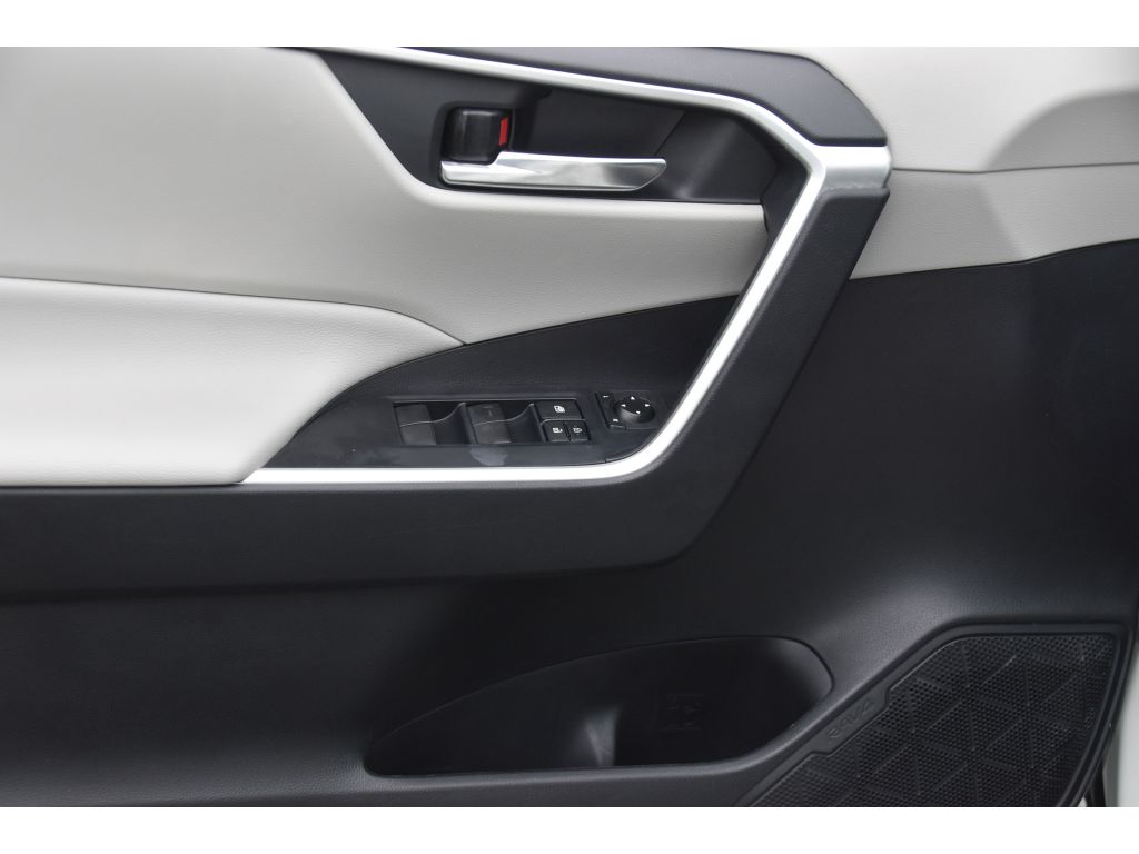 2020 Toyota RAV4 XLE photo 25