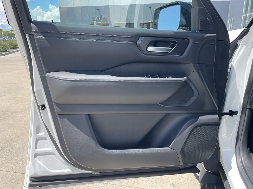 2026 Nissan Armada SV photo 12