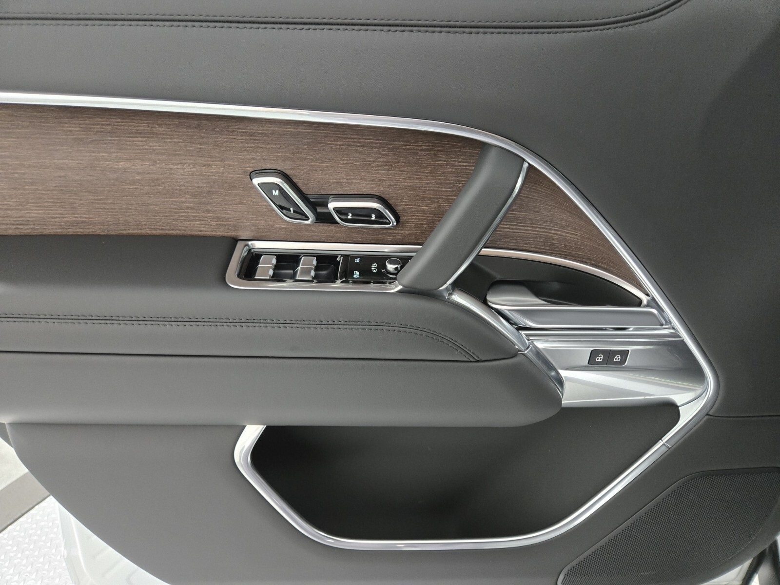 2025 Land Rover Range Rover SE photo 21