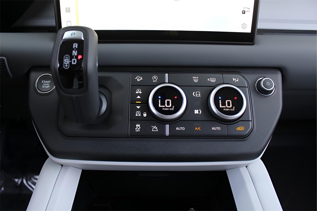 2025 Land Rover Defender 110 S photo 24