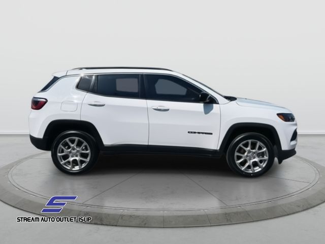 2022 Jeep Compass Latitude Lux photo 4