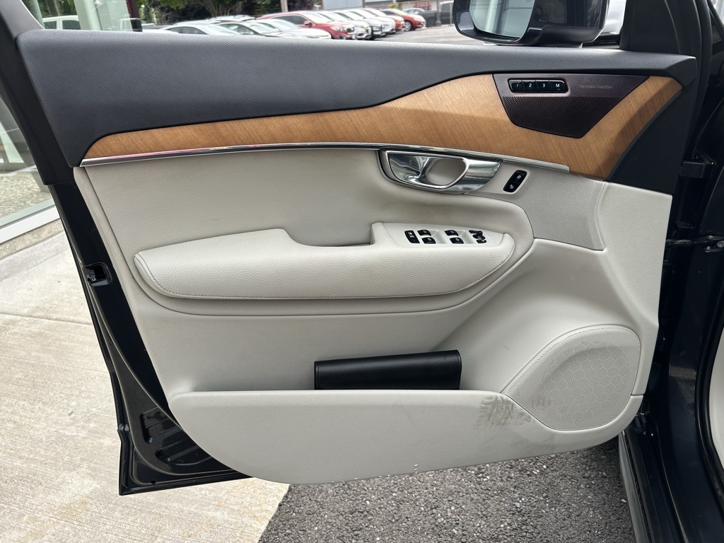2021 Volvo XC90 T5 Momentum photo 7