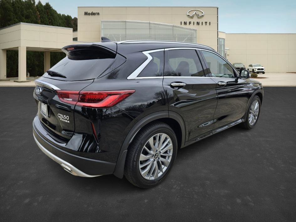 2025 Infiniti QX50 Luxe AWD photo 3