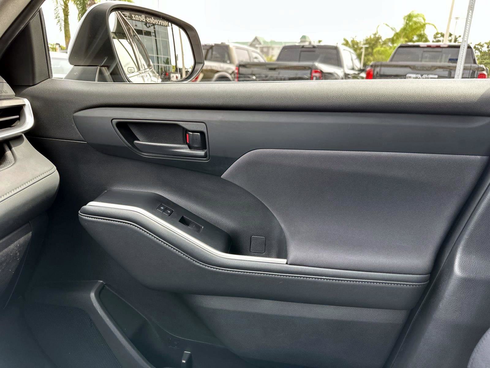 2022 Toyota Highlander LE Hybrid photo 23