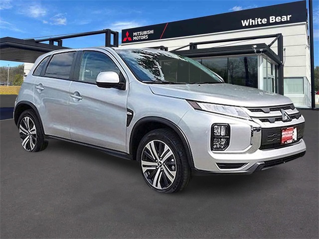 2024 Mitsubishi Outlander ES's photo