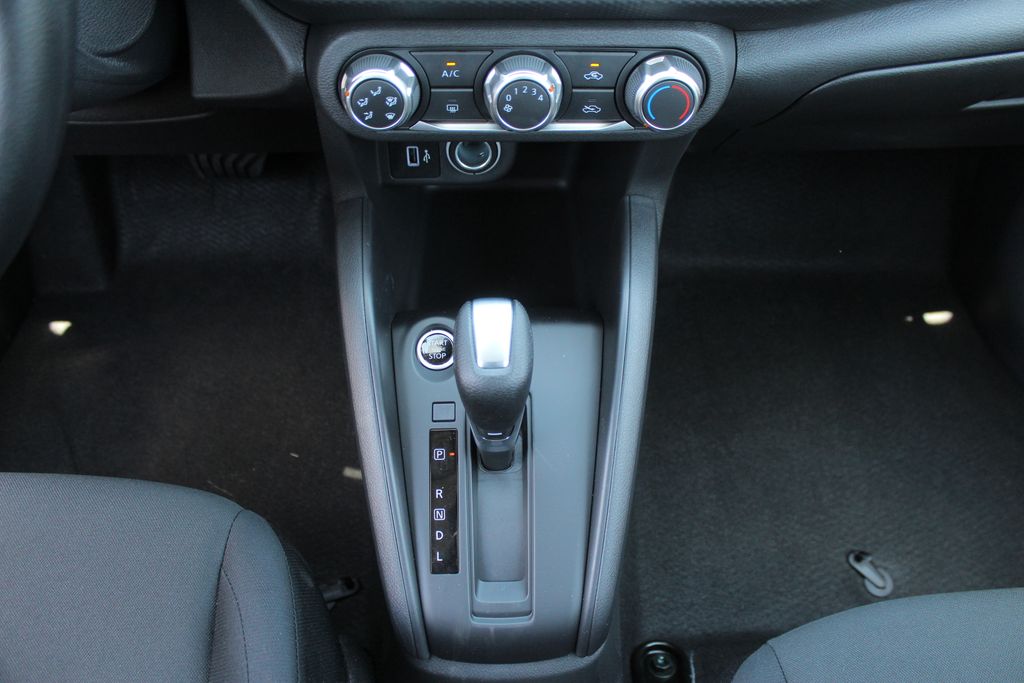 2025 Nissan Kicks Play S photo 16