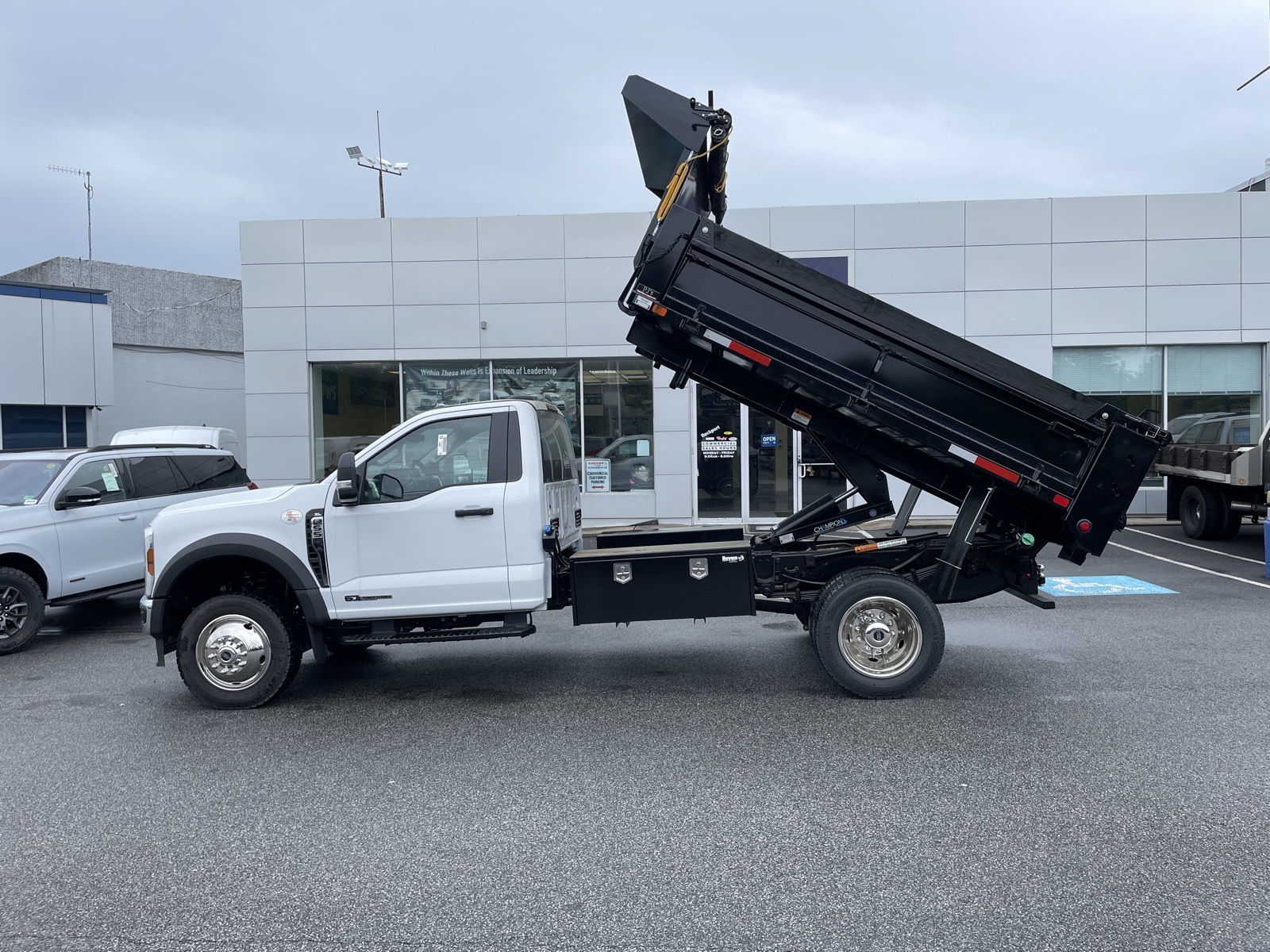 2024 Ford F-550 photo 32
