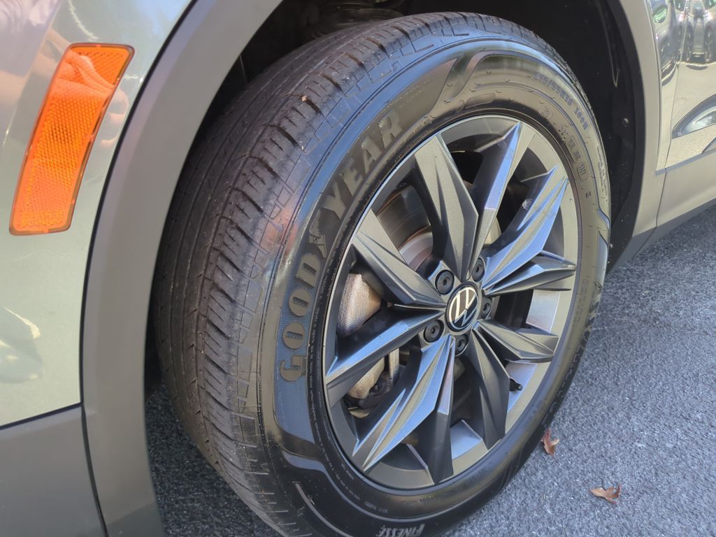2022 Volkswagen Tiguan SE photo 2
