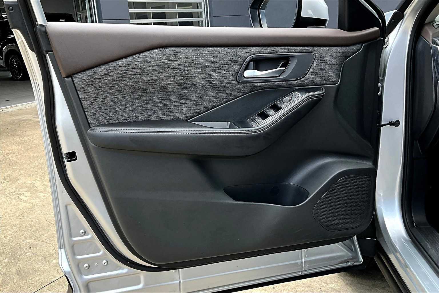 2023 Nissan Rogue SV photo 19