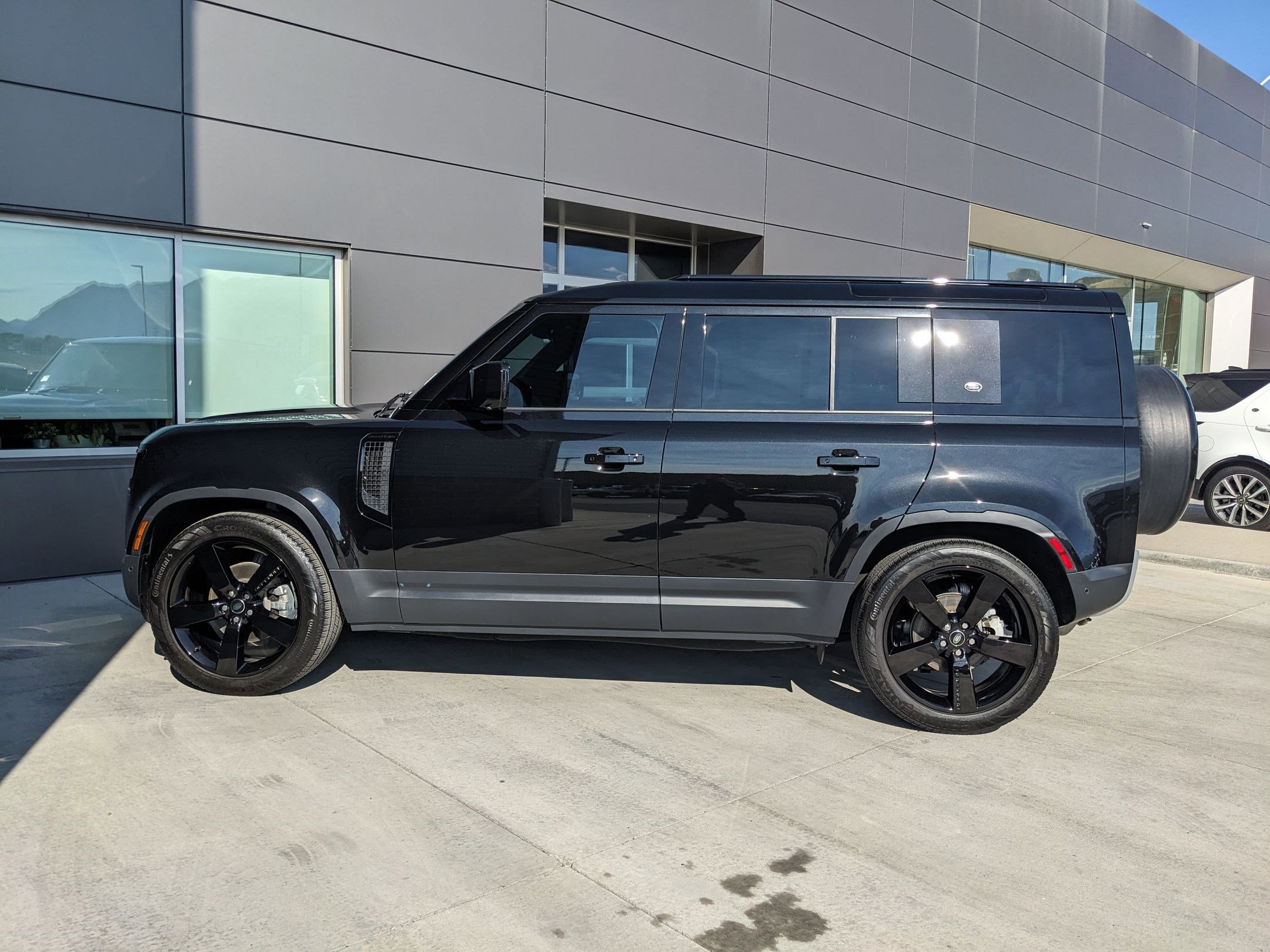 2024 Land Rover Defender 110 S photo 9