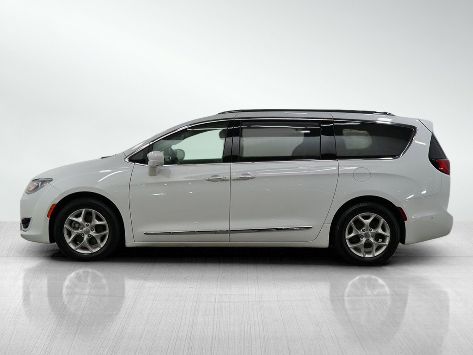 2018 Chrysler Pacifica Touring Plus photo 2