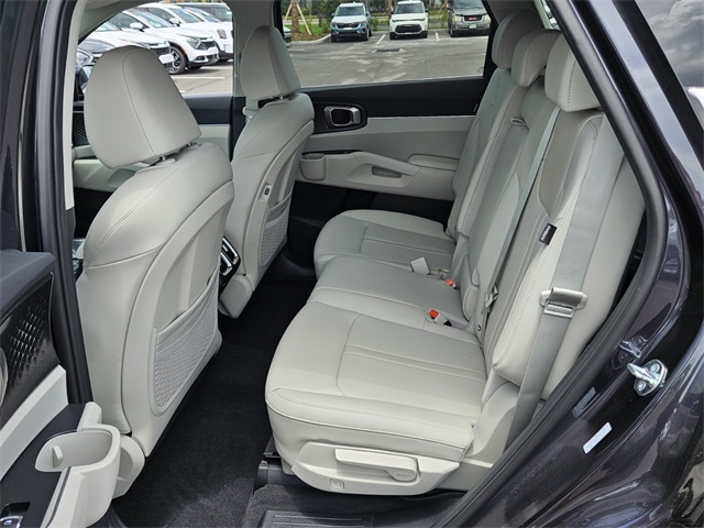 2025 Kia Sorento S photo 4
