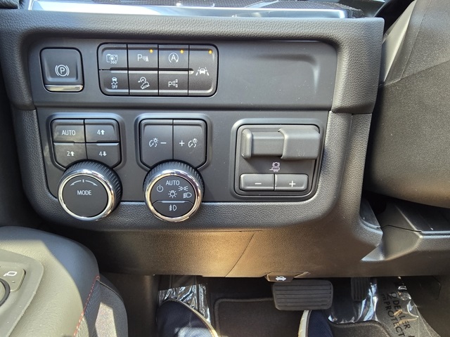 2025 Chevrolet Suburban RST photo 12