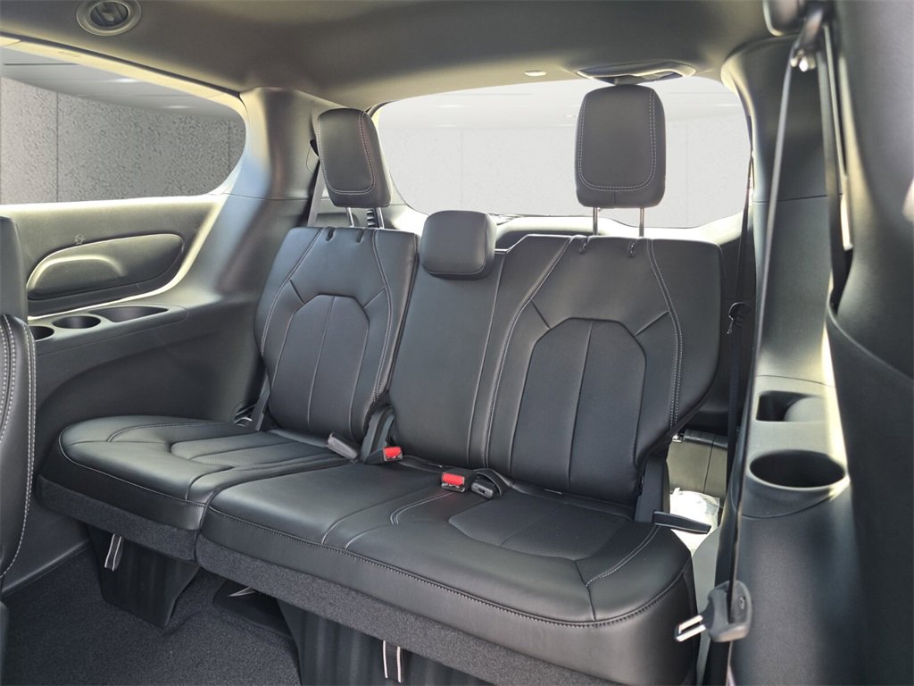 2025 Chrysler Pacifica photo 7