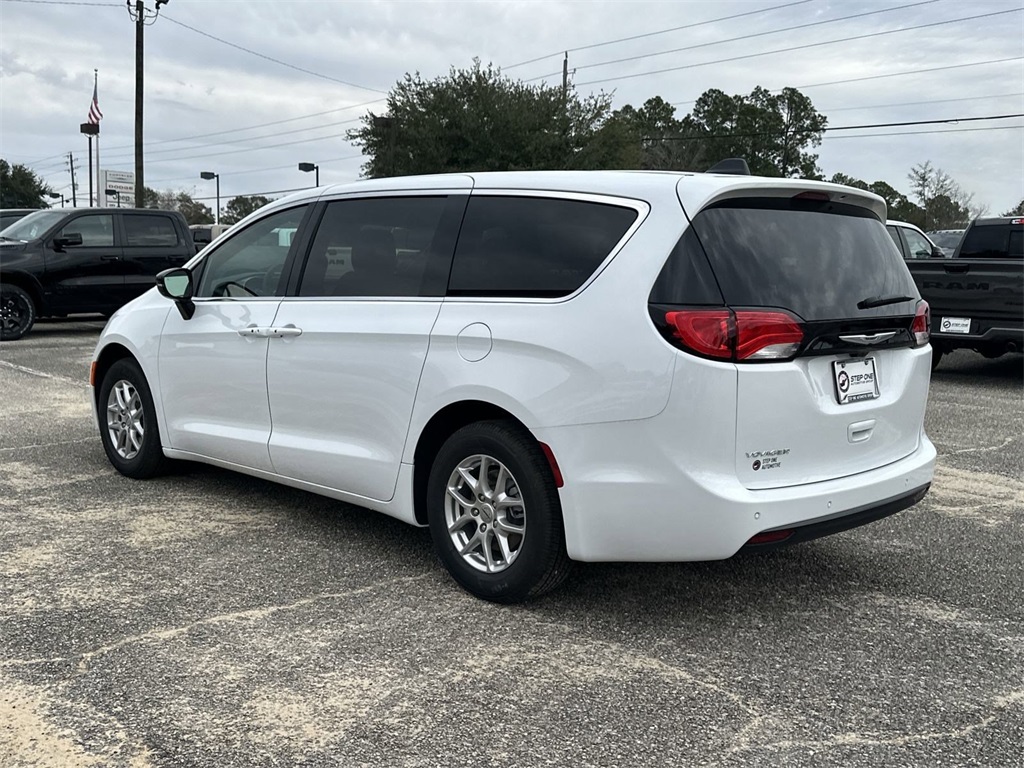 2025 Chrysler Voyager LX photo 7