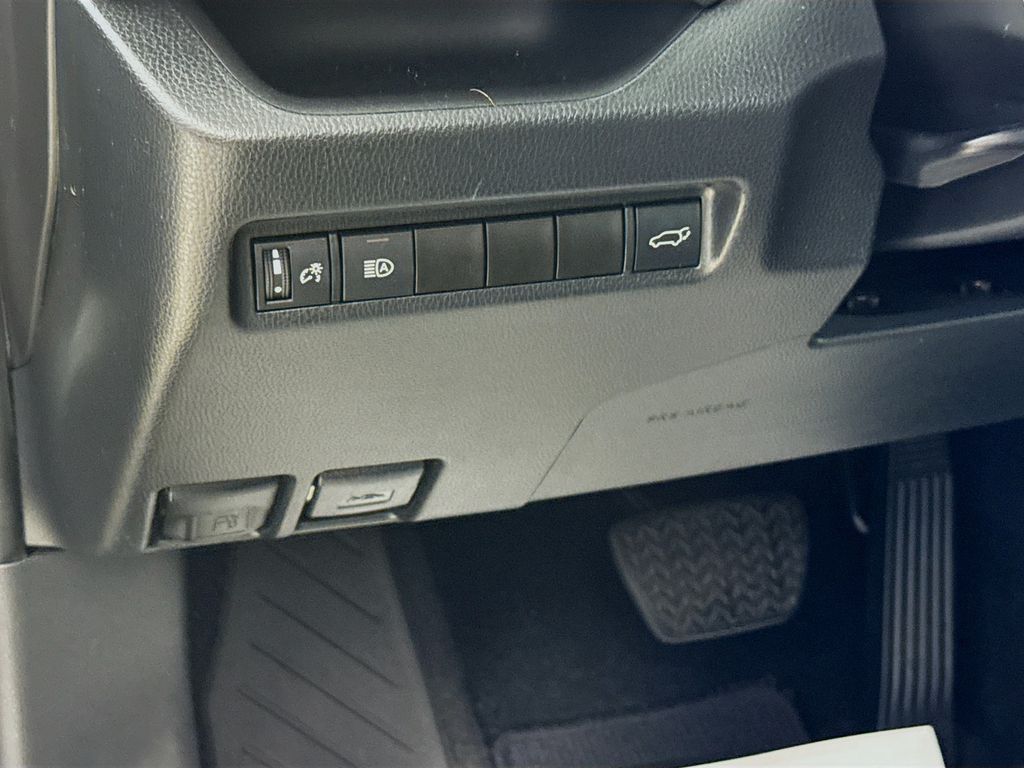2022 Toyota RAV4 XLE photo 12