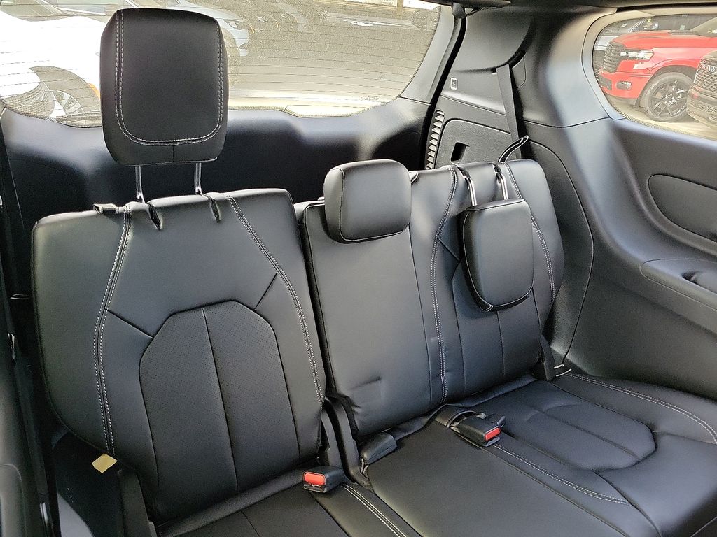 2025 Chrysler Voyager LX photo 9
