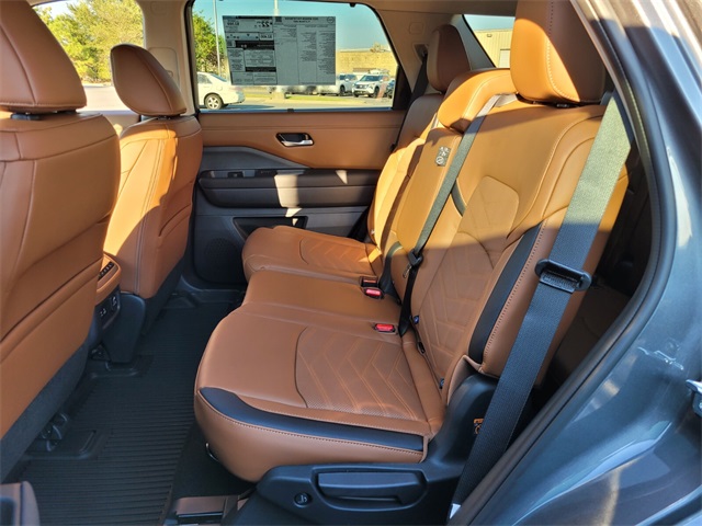 2025 Nissan Pathfinder Platinum photo 12