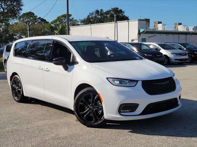 2026 Chrysler Pacifica Select's photo