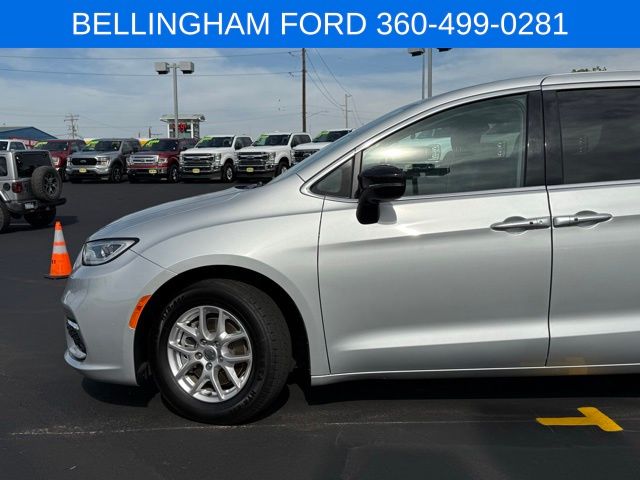 2024 Chrysler Pacifica Touring L photo 10