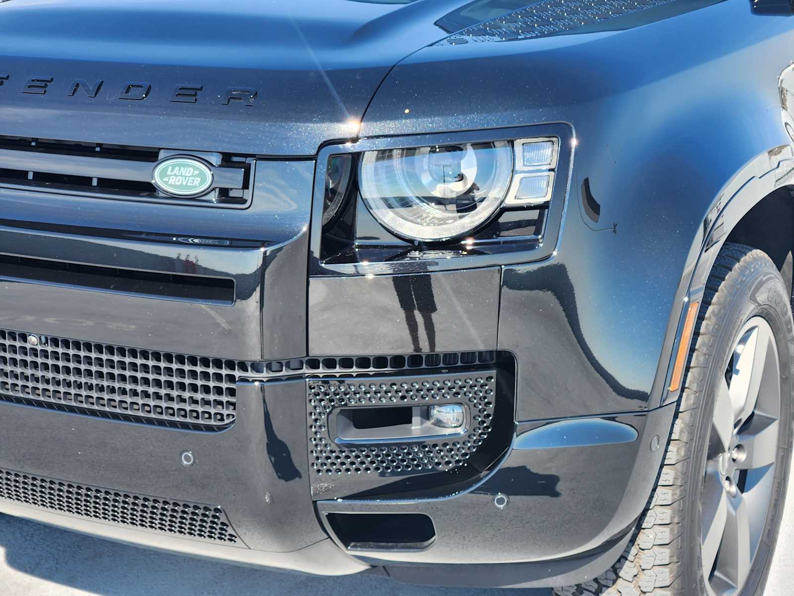 2025 Land Rover Defender 110 X-Dynamic SE photo 8