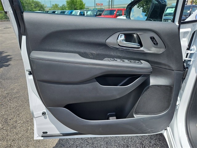 2025 Chrysler Pacifica photo 15