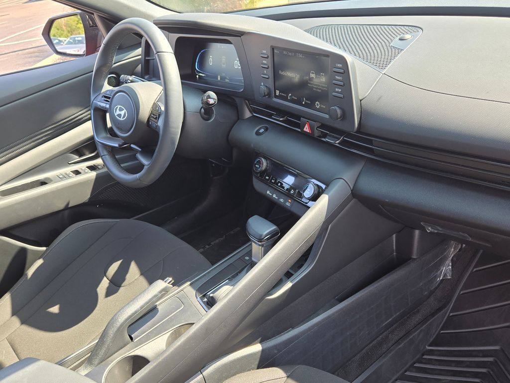 2025 Hyundai Elantra SEL Sport photo 6