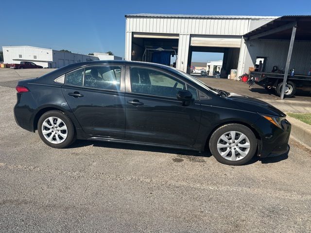 2021 Toyota Corolla LE photo 2