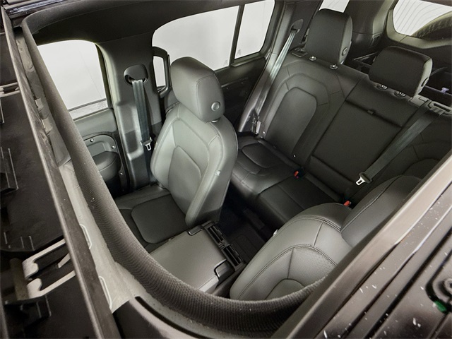 2025 Land Rover Defender 110 X-Dynamic SE photo 11