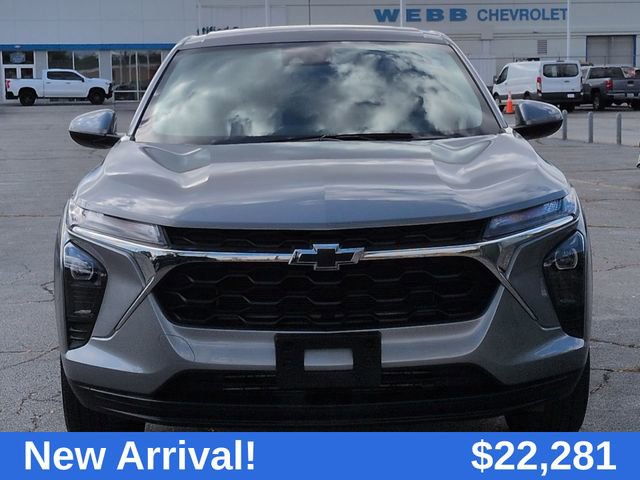 2025 Chevrolet Trax LS photo 3