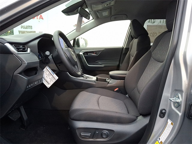 2025 Toyota RAV4 XLE photo 5