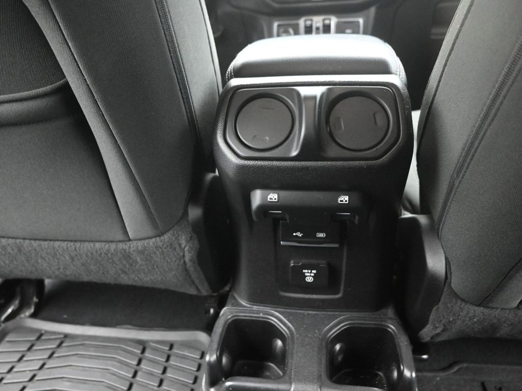 2019 Jeep Wrangler Unlimited Sahara photo 13