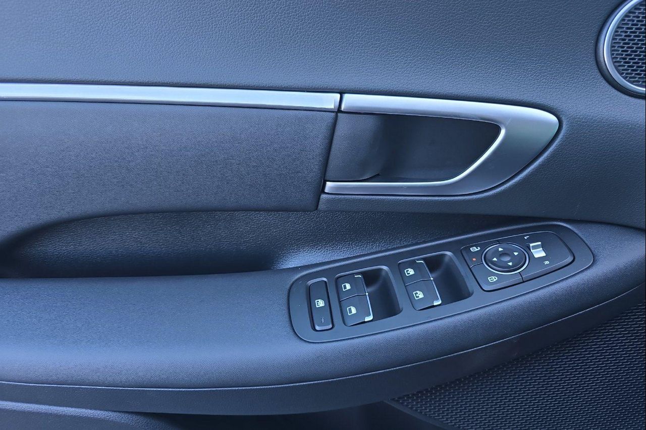 2025 Hyundai Sonata Hybrid SEL photo 10
