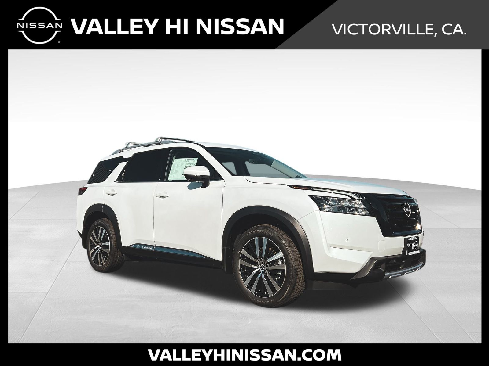 2025 Nissan Pathfinder Platinum's photo