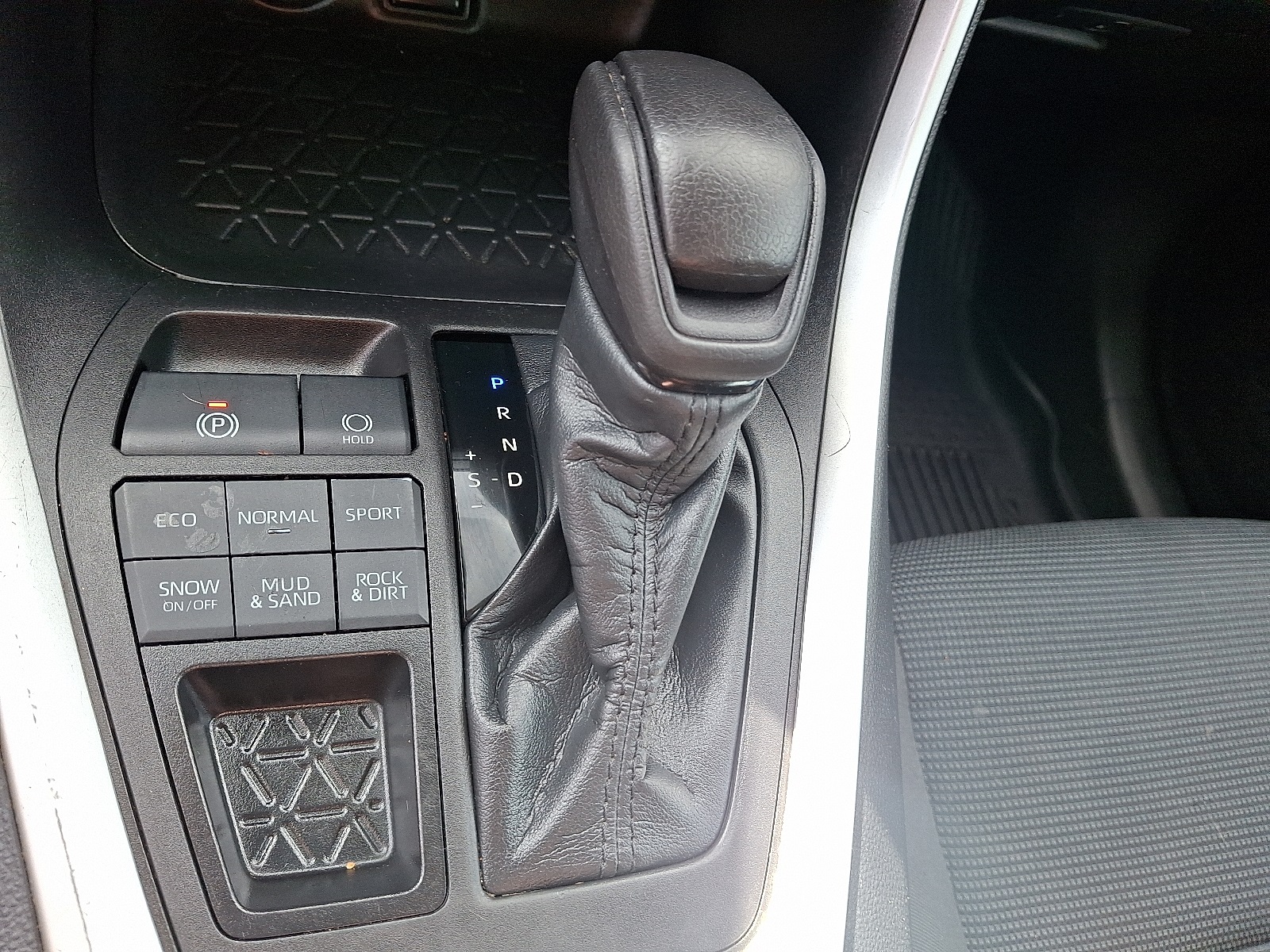 2022 Toyota RAV4 LE photo 13