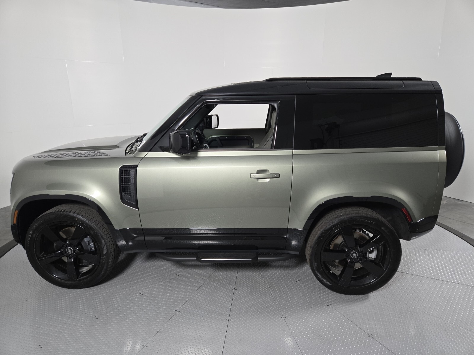 2025 Land Rover Defender X-Dynamic SE photo 6