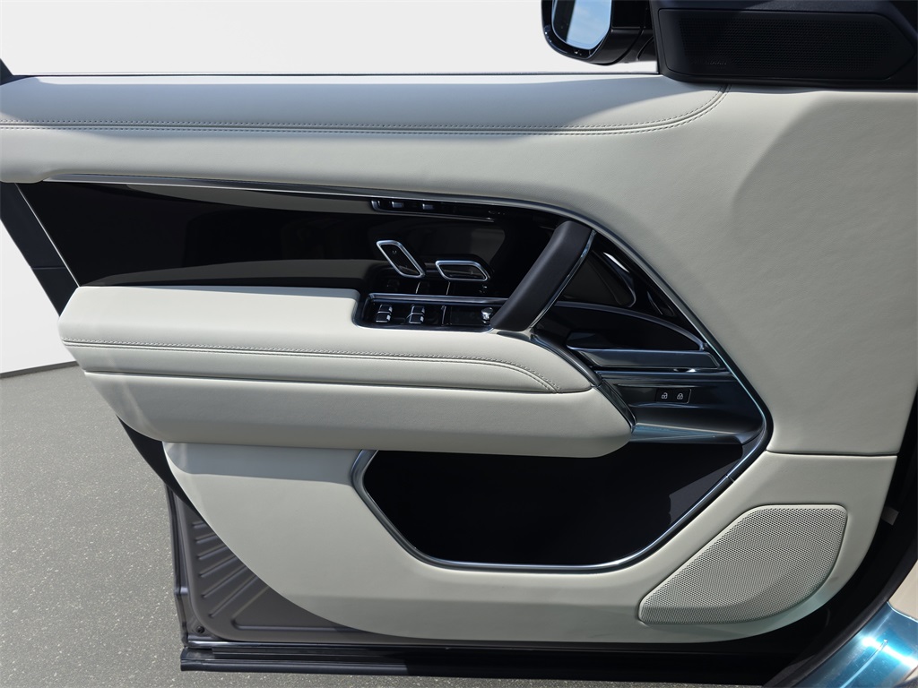 2025 Land Rover Range Rover SE photo 25