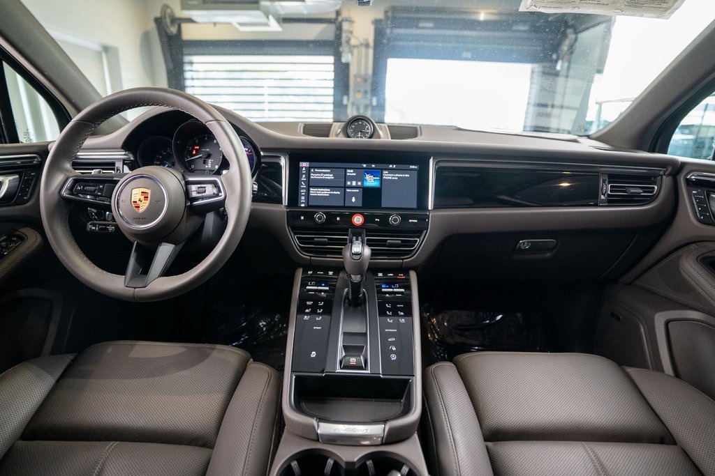 2025 Porsche Macan Base photo 14