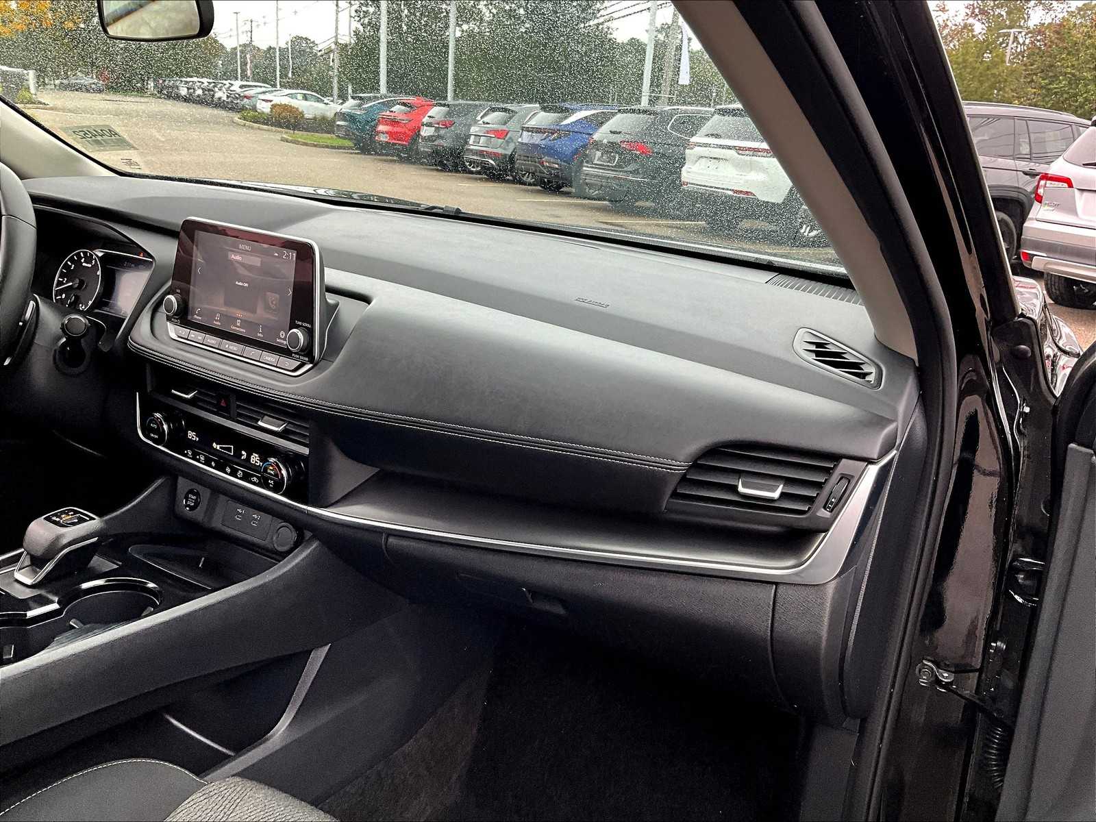 2025 Nissan Rogue SV photo 13
