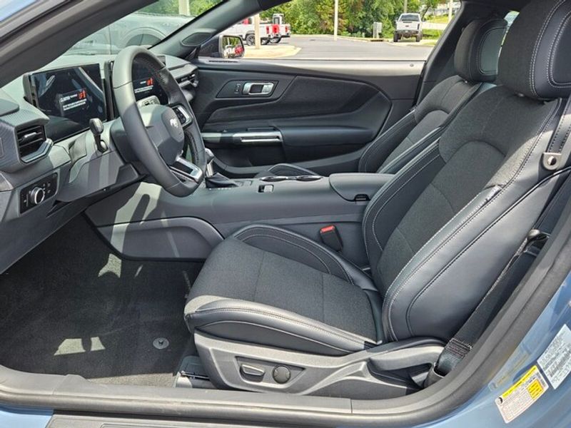 2025 Ford Mustang EcoBoost photo 5