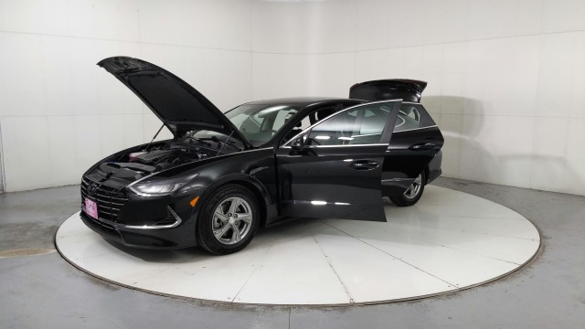 Used 2022  Hyundai SE image 9