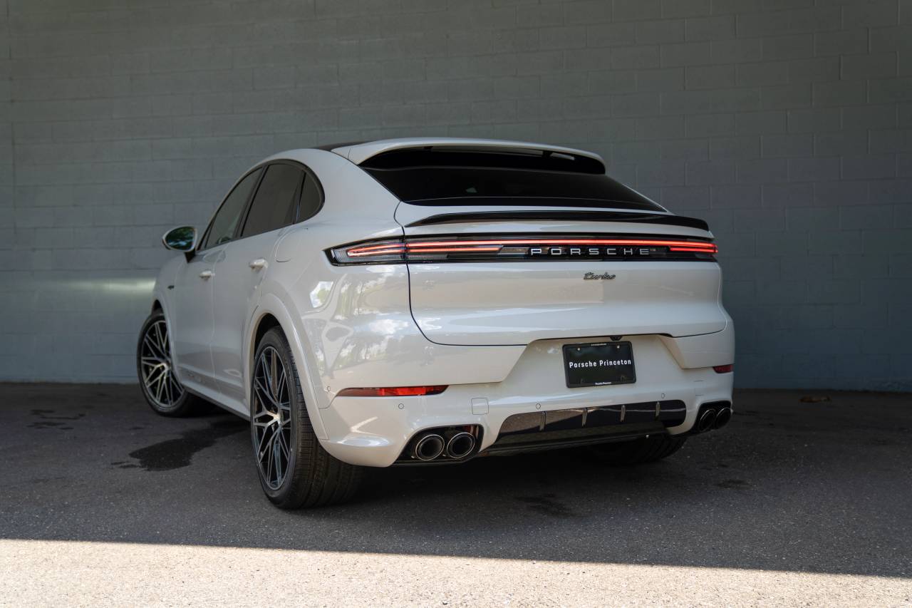 2025 Porsche Cayenne Turbo E-Hybrid Coupe photo 3