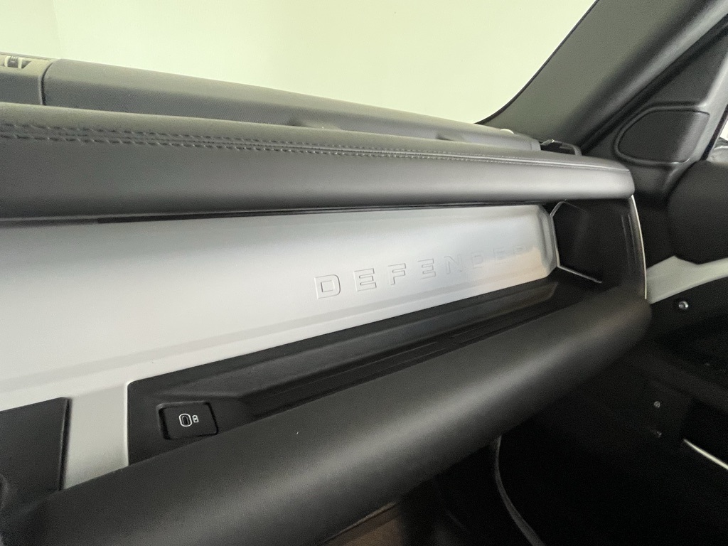 2025 Land Rover Defender 130 X-Dynamic SE photo 28